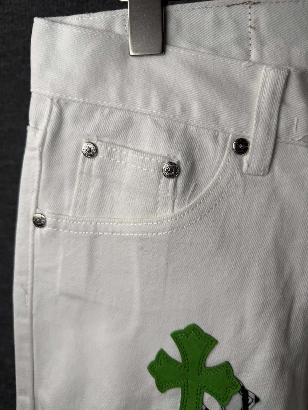 P230 💰 (Top version) Chrome Hearts/Chrome Hearts Classic white and green series colored leather cross washed color cloth unisex denim trousers Vibe style straight stacked god-level version Carbon fine bias denim color cloth Old vintage complete set of hardware - Chrome Hearts white cow series The high version uses high-ounce customized fabrics, fermentation washing and soft color fixation, soft and thick to wear. The details are all produced by hand-polished craftsmanship. All-over printed jacquard fabric Unique design style. Through multiple processes to create a full retro feel. Unique niche non-contrast shirt. Customized distressed spray-painted buttons. Craftsmanship in every detail. Color: white and green. Size: 28-30-32-34 (corresponding to S-M-L-XL)